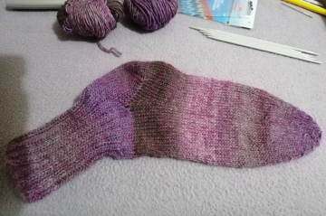 selbstgestrickte Socken in Rosatönen und Zubehör